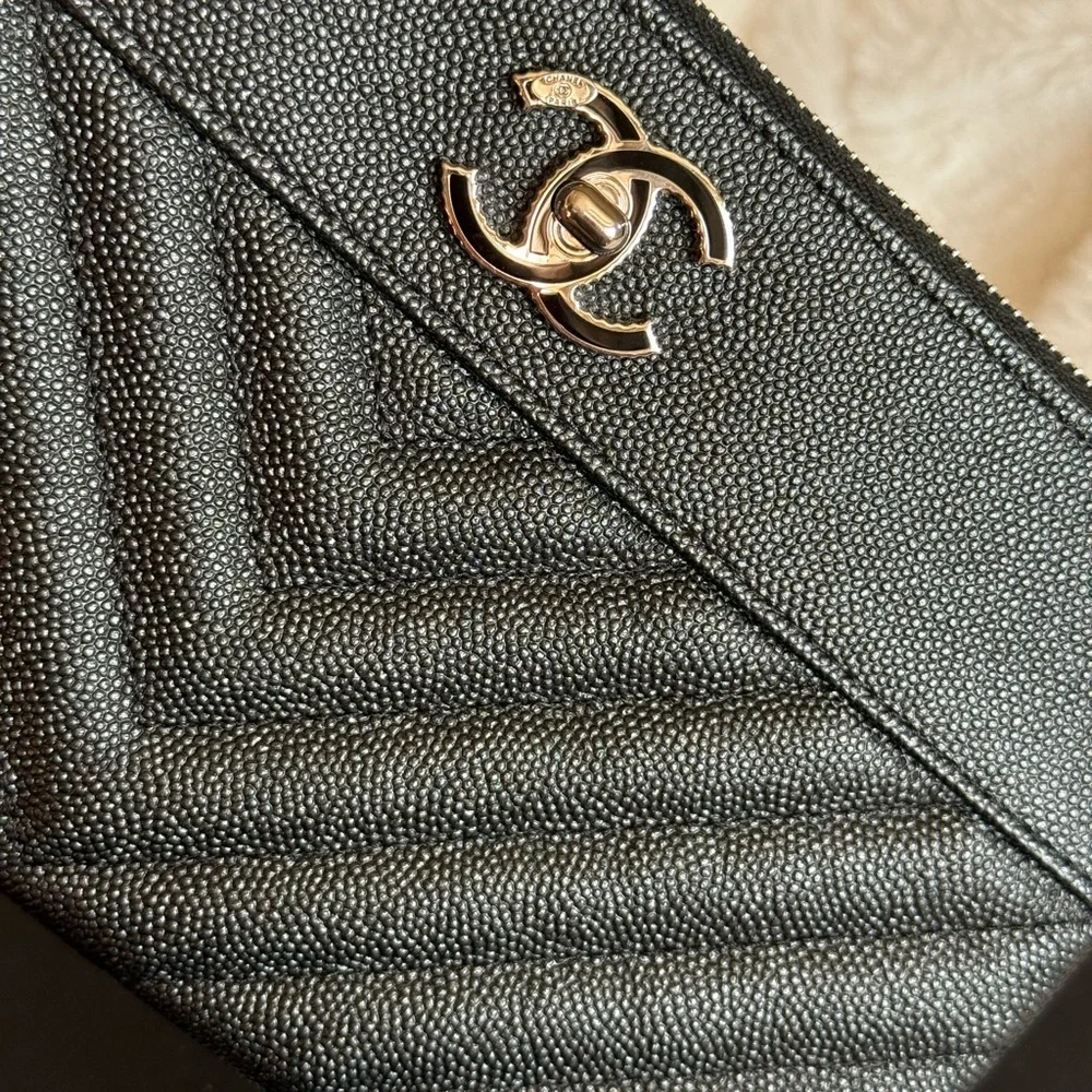 Chanel
Mademoiselle Vintage O Case Pouch Chevron Metallic Caviar - Picture 8 of 14